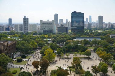 Osaka, Japonya - 27 Ekim 2025 - Osakajokoen 'in güney ucu, Osaka Kalesi Parkı, solunda Miraiza, ve arka planda Chuo Ward' da Takamatsukuri, Tenshu 'nun en üst katında görüldü.