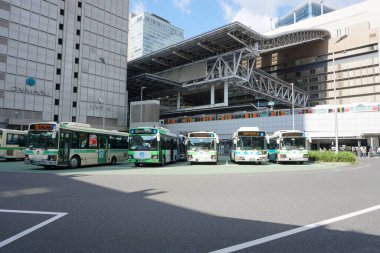Osaka, Japonya - 26 Ekim 2025 - Osakaeki-mae otobüs terminalindeki otobüsler, dünyanın en işlek 4. tren istasyonu olan Osaka Eki 'nin (Osaka İstasyonu) bir parçasıdır.
