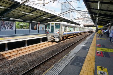 Osaka, Japonya - 27 Ekim 2025 - Osaka-Umeda İstasyonu 'ndaki platformdan kalkan Osaka HI 323 sefer sayılı tren JR West tarafından işletilmektedir.