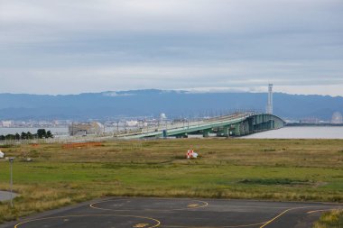 Izumisano, Japonya - 25 Kasım 2025 - Kansai Uluslararası Havalimanı, Gökyüzü Kapısı Köprüsü R, deprem geçirmez 3.8 km truss-bridge Osaka Körfezi 'nden Rinku' ya doğru