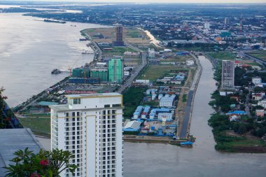 Phnom Penh, Kamboçya 4 Kasım 2025 Koh Norea, Mekong Nehri 'nde gayrimenkul geliştirme çalışmaları devam eden bir ada, Koh Pich' teki Morgan Kulesi 'nden (Elmas Adası) çok sayıda inşaat sahası görüldü.)