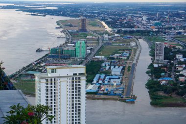 Phnom Penh, Kamboçya 4 Kasım 2025 Koh Norea, Mekong Nehri 'nde gayrimenkul geliştirme çalışmaları devam eden bir ada, Koh Pich' teki Morgan Kulesi 'nden (Elmas Adası) çok sayıda inşaat sahası görüldü.)