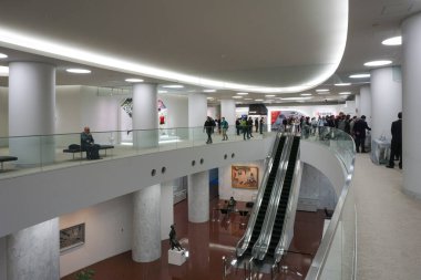 Kyoto, Japonya - 31 Ekim 2025 - Japon NICT önderliğindeki bilim adamlarından oluşan bir heyet, Kyocera merkezindeki neon ışıklı ve yürüyen merdivenli modern atriyumu ziyaret ediyor.