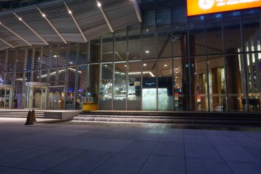 Guangzhou, Çin - 10 Kasım 2025 - Çeşme, cam giriş ve Zhujiang Xin Cheng 'de (