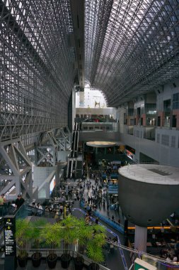 Kyoto, Japonya - 2025 - 20. yüzyılın sonlarında modernist tarzda inşa edilen Kyoto İstasyonu 'nun (Kyoto Eki) ana salonu; merkez atriyumda 60 metre yüksekliğinde dev bir metal çatı bulunur.