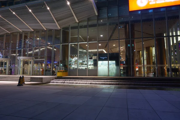 Guangzhou, Çin - 10 Kasım 2025 - Çeşme, cam giriş ve Zhujiang Xin Cheng 'de (