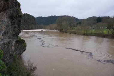 Ambialet, Fransa - 24 Aralık 2025 - Tarn Nehri 'nin kabarması ve Tarn Vadisi' ndeki Ambialet 'in hidroelektrik barajının taşması, şiddetli kış yağmurları ve yüksek irtifada kar yağışı sonrasında sel altında kalan setlerle