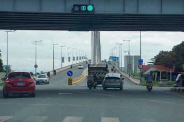 Phnom Penh Kamboçya - 5 Kasım 2025 - Ulusal Yol 5 'i taşıyan Russey Keo Köprüsü' nün altından Tonl Sap Nehri üzerinden Chroy Changvar Yarımadası 'na kadar uzanan Russey Keo Köprüsü' ne giriş