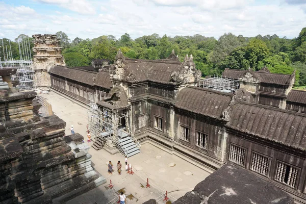 Angkor Vat, Kamboçya - 6 Kasım 2025 - Angkor Wat 'ın alt galeri üzerindeki merkez tapınak-dağ manzarası ve Siem Reap Eyaleti' ndeki çevre orman; Angkor bir UNESCO Dünya Mirası Alanı.