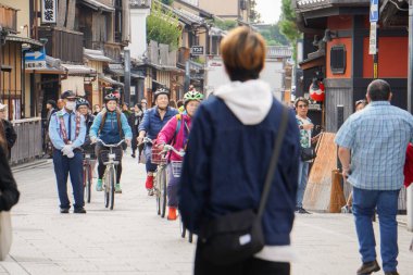 Kyoto, Japonya - 2 Kasım 2025 - Batı Kulesi Kapısı (Nishiromon) önündeki Kawaramachi-Shijo 'dan eski Gion Bölgesi' ndeki Yasaka Jinja 'ya 10. yüzyıldan beri kurulan bir Shinto türbesi