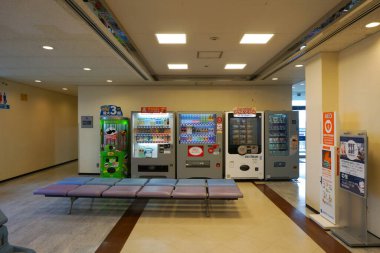 Otomatlar koridorda sıraya dizildi.