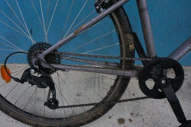 Ramonville, Fransa - 24 Ocak 2026 Riverside 120 Gray 'in arkası, bir VTC (Litt. Fransız markası Decathlon tarafından tasarlandı ve pazarlandı, arka tekerleğin üzerine ilave çamur koruması monte edildi.