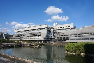 Kyoto, Japonya - 30 Ekim 2025 - Kyoto Uluslararası Konferans Merkezi Sakura Salonu 'nun (Kyoto Kokusaikaikan, diğer adıyla KICC veya ICC Kyoto) dışındaki Sachigaike Pond ve hendeği, 1960' larda bir peyzaj Japon parkında inşa edilen Metabolist tarzı bir mekan.