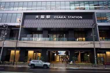 Osaka, Japonya - 25 Ekim 2025 - Yotsubashi-suji, Kita-ku Ward 'daki Daimaru Umeda Mağazası' nın zemin katındaki Osaka İstasyonu 'na geceleri iki katlı bir vagon kapıdan geçer.