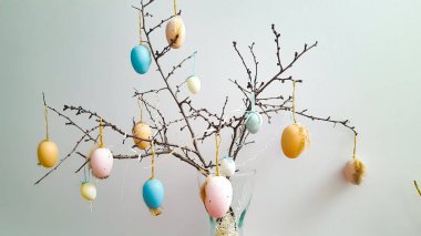 Süslü paskalya yumurtaları ağaç dallarında