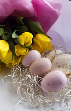Sarı lalelerin ve Paskalya yumurtalarının bahar kompozisyonu