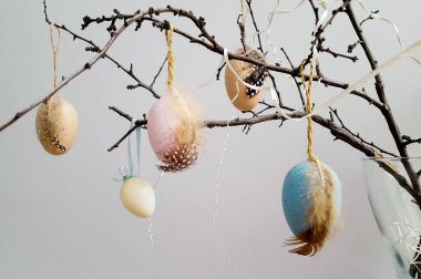 Süslü paskalya yumurtaları ağaç dallarında