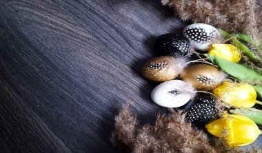 Boş arkaplanı olan karanlık bir arkaplanda paskalya kompozisyonu