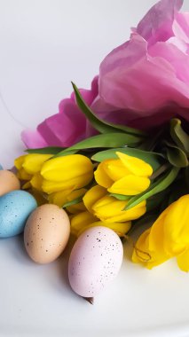 Sarı lalelerin ve Paskalya yumurtalarının bahar kompozisyonu