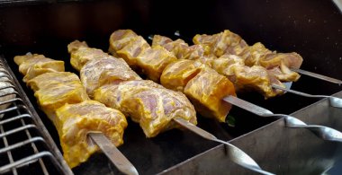 Domana terasında et kızartıyorum. Bahar ızgarası bebeğim.