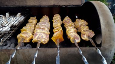 Domana terasında et kızartıyorum. Bahar ızgarası bebeğim.