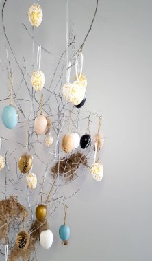 Rtee dallarında renkli yumurtalarla ev yapımı Paskalya dekorasyonu