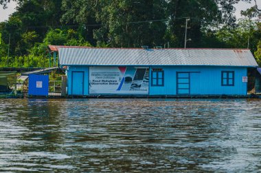 Kutai Kartanegara, Endonezya - 10 Ekim 2025. Pesut Mahakam Gözlem İstasyonu, nesli tükenmekte olan Pesut veya Tatlı Su Yunuslarını izlemek ve korumak amacıyla nehir kıyısında bulunuyor.