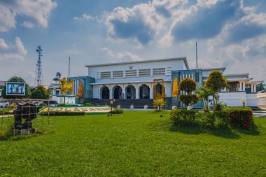 Tenggarong, Endonezya - 11 Ekim 2025. Mulawarman Müzesi, Tenggarong 'daki Kutai Sultanlığı' nın eski sarayı. Büyük bir çimenliği ve ikonik Lembuswana Kalimantan heykeli olan bir koloni mimarisi..