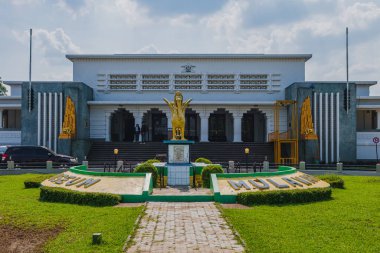 Tenggarong, Endonezya - 11 Ekim 2025. Tarihi Müze Mulawarman 'ın (eski Kutai Sarayı) ön görüntüsü, merkezi bir kaide üzerinde altın Lembuswana heykeli bulunan bir Koloni mimarisi..