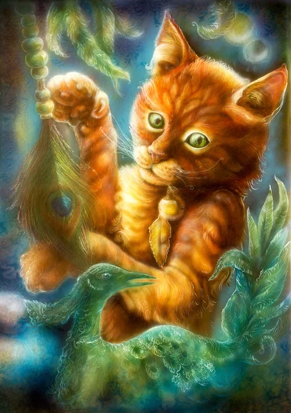 Schöne Fantasie bunte Malerei einer leuchtend orangefarbenen Cartoon-Katze, die mit einer Pfauenfeder und einem smaragdgrünen Phönix-Vogel spielt, Blickkontakt — Stockfoto