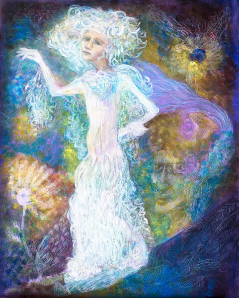 Fada branca espírito mulher em vestido brilhante em ma colorido abstrato — Fotografia de Stock