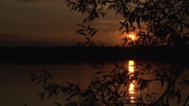 Gölün üzerinde gün batımı