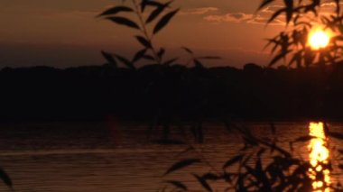 Gölün üzerinde gün batımı