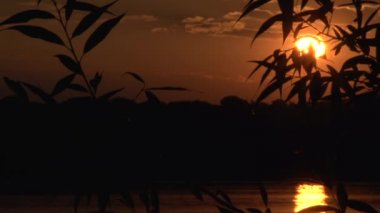 Gölün üzerinde gün batımı