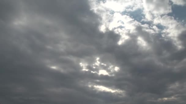 Wolken fliegen über den Himmel — Stockvideo