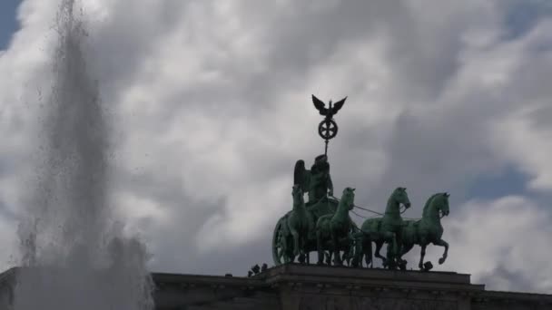 Brandenburger Tor med fontän — Stockvideo