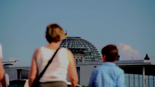 Menschen in Reichstagnähe — Stockvideo
