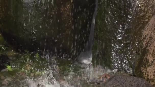 Agua corriente en cámara lenta — Vídeos de Stock