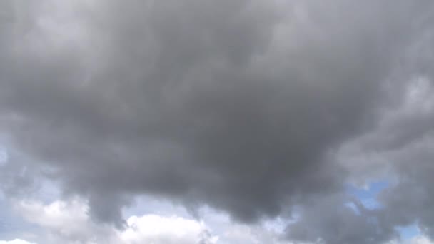 Wolken fliegen über den Himmel — Stockvideo