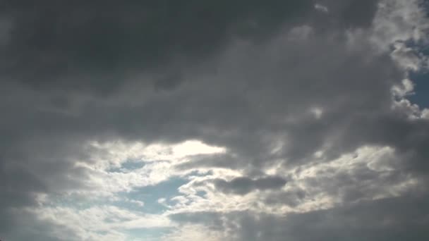 Nubes vuelan sobre el cielo — Vídeos de Stock