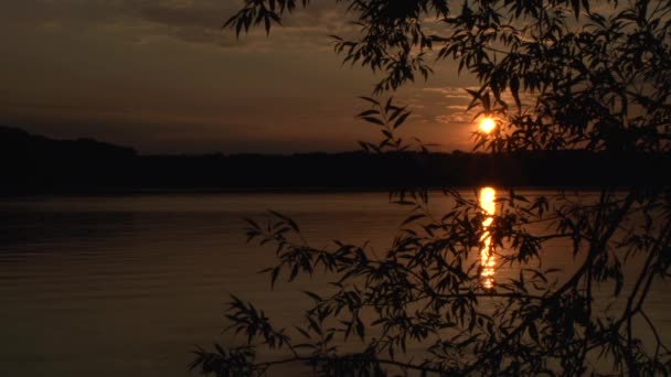 Zonsondergang boven het meer — Stockvideo