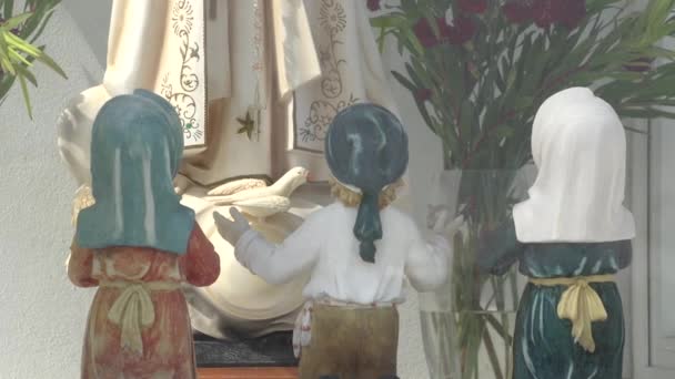 Virgin mary and children praying — Stock Video