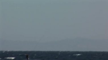 genç adam kitesurfing