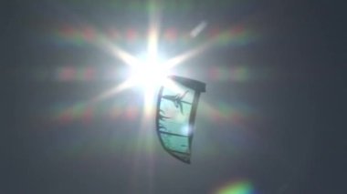 genç adam kitesurfing