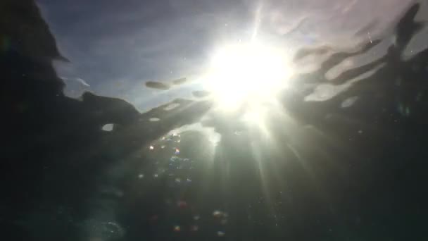 Сонце світить через поверхню — стокове відео