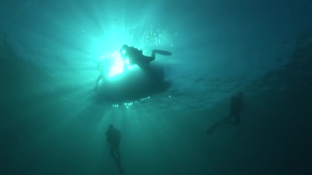 Scuba divers and boat — Stock Video