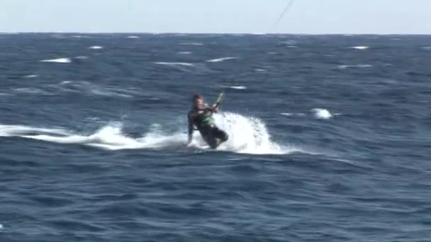 Jonge man kitesurfen — Stockvideo