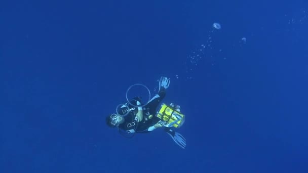 Δύτης κάνοντας bubblerings — Αρχείο Βίντεο