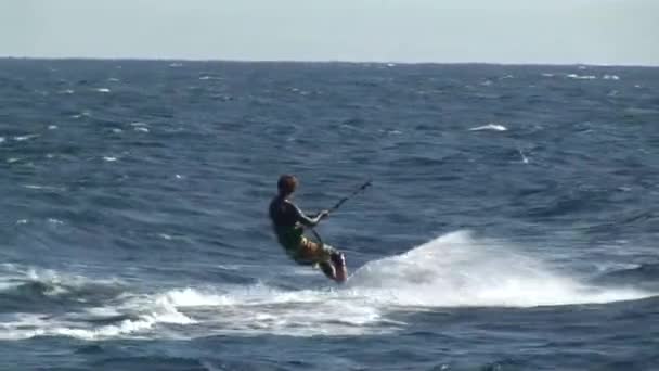 Junger Mann beim Kitesurfen im Ozean — Stockvideo