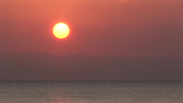 Belo nascer do sol sobre o oceano — Vídeo de Stock